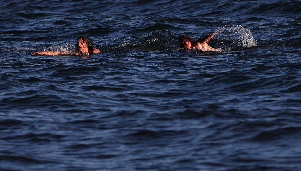 Gölde tatil laneti... Tekne alabora oldu, 3 kişi şelaleye atladı