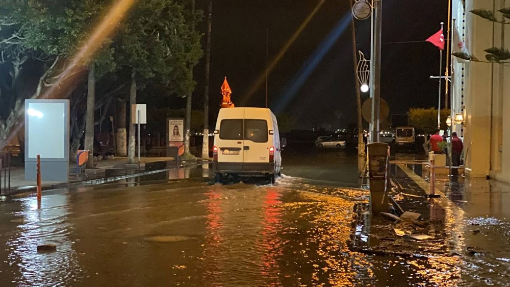 İskenderun'da deniz seviyesi yükseldi, caddeler su altına kaldı - 1
