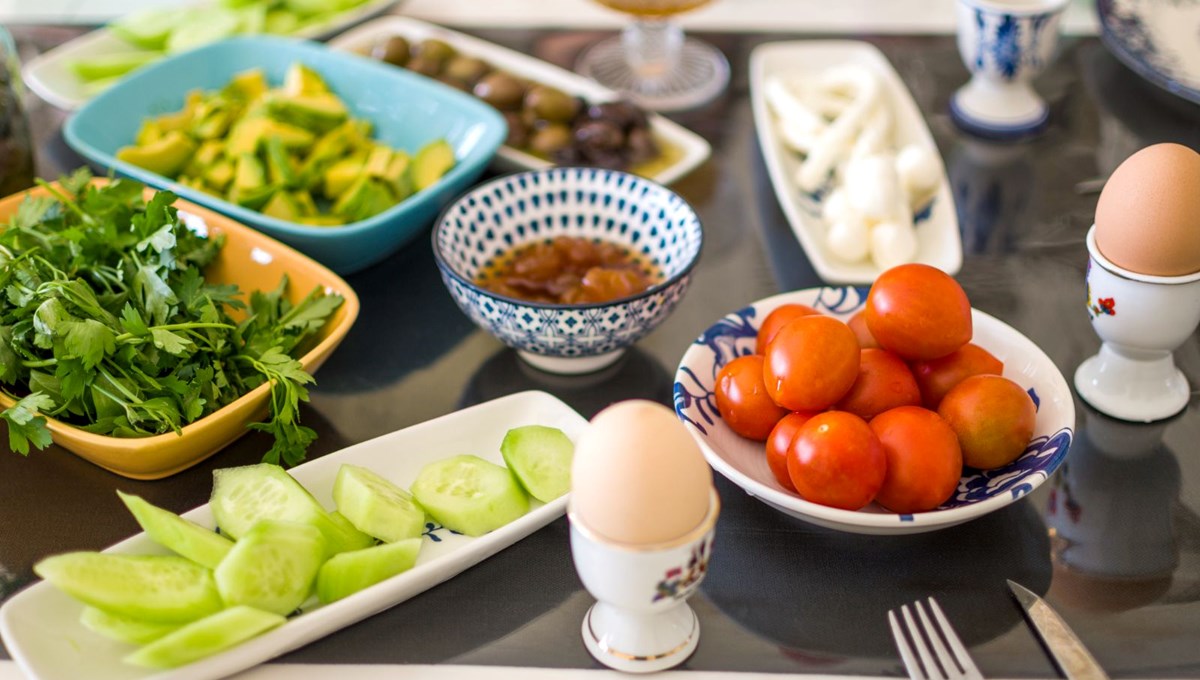 Sabah akşam sofralarımızdan eksik etmiyoruz ama böbrek taşına zemin hazırlıyor! Midenin asit dengesini altüst edip sayısız zarar veriyor