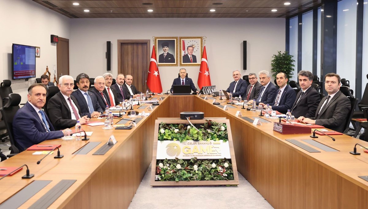 Sahipsiz sokak hayvanları: Bakan Yerlikaya 51 ilin valisiyle video konferans gerçekleştirdi Sahipsiz sokak hayvanları: Bakan Yerlikaya 51 ilin valisiyle video konferans gerçekleştirdi