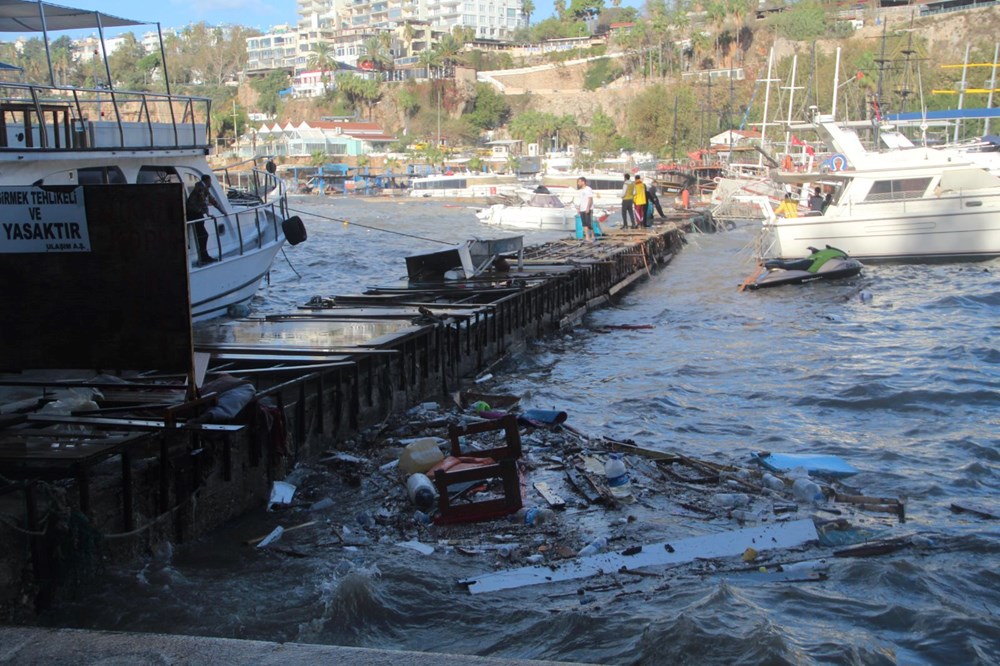 Antalya'da dev dalgalar yat limanını yuttu: 1 tur, 2 balıkçı teknesi battı - 17
