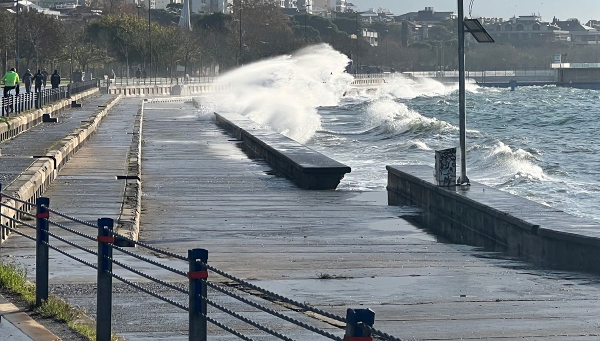 İstanbul'da lodos: Dalgaların yüksekliği 3 metreye ulaştı
