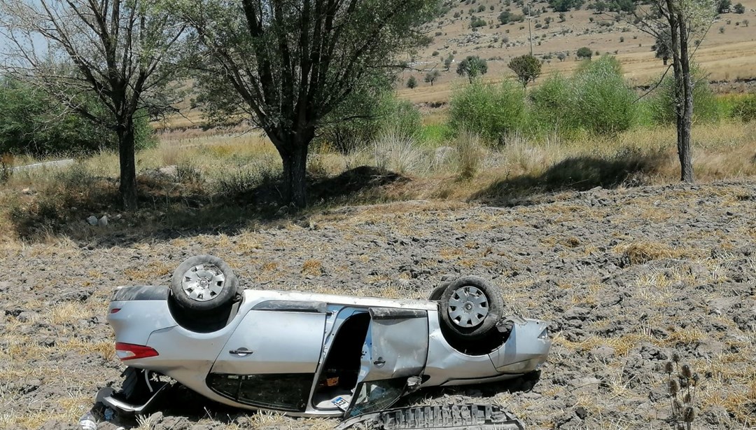 Takla atan otomobilde 3 kişi yaralandı