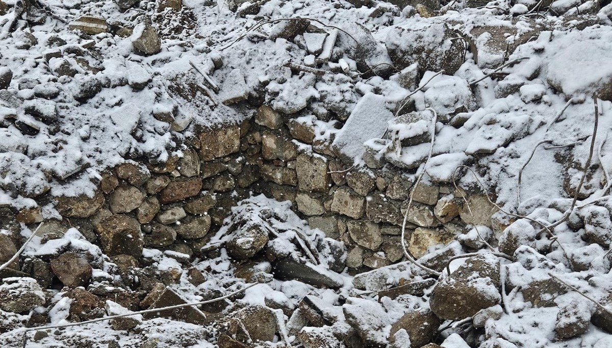 Rezerv alanında 2 bin yıllık sur duvarı bulundu Rezerv alanında 2 bin yıllık sur duvarı bulundu