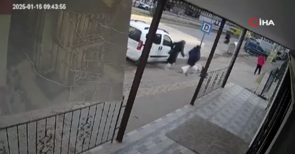 Yolda yürüyen genç kıza yumruklu saldırı - 4