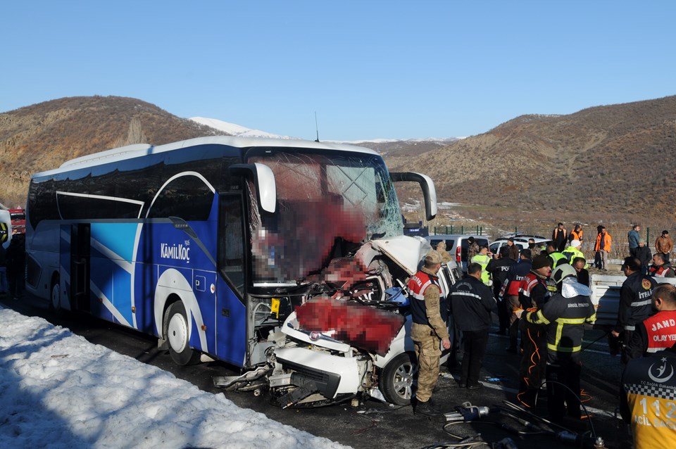 Bingöl'de yolcu otobüsü hafif ticari araçla çarpıştı: 4 ölü, 7 yaralı - 1