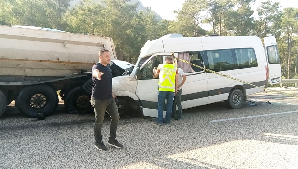 Mersin'de yabancı işçileri taşıyan servis kaza yaptı: 2 ölü - 1