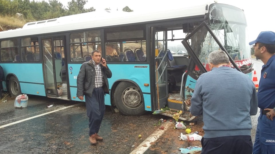 Mersin'de belediye otobüsü yoldan çıktı: 20 yaralı - 1