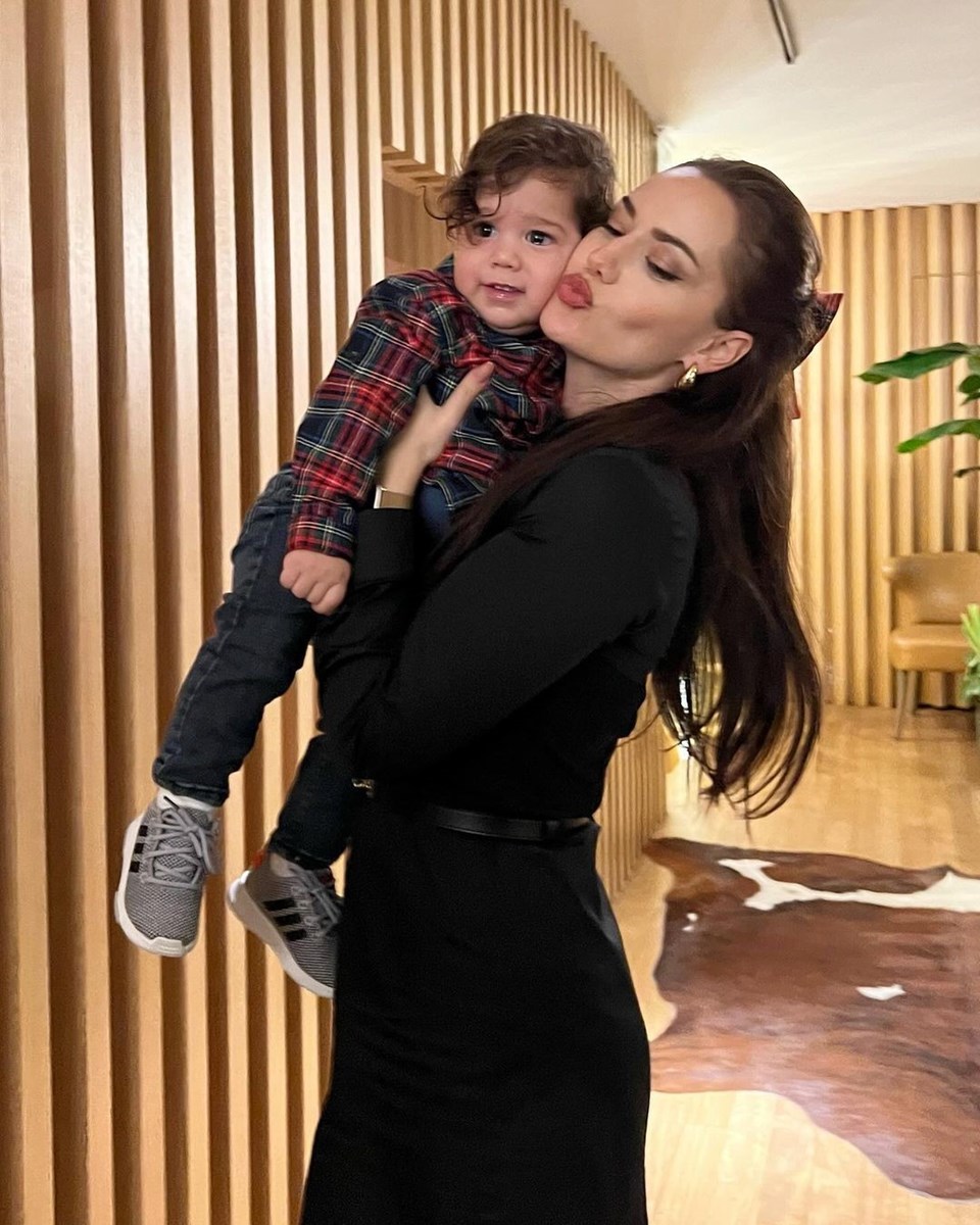 Yüzünü ilk kez göstermişti: Fahriye Evcen'den oğlu Kerem ile yeni pozlar - 1