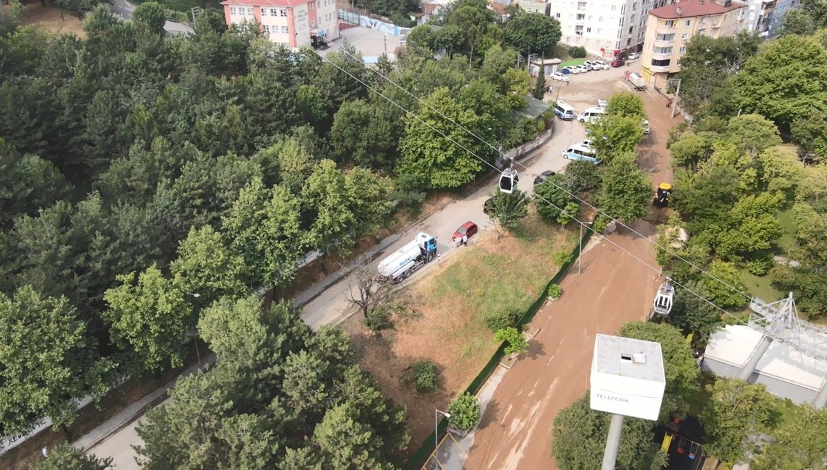 Bursa’yı sel vurdu | Araçlar sel sularına kapıldı, 600 su baskını ihbarı yapıldı: “41 yıldır buradayım, ilk defa böylesini gördüm” Bursa’yı sel vurdu | Araçlar sel sularına kapıldı, 600 su baskını ihbarı yapıldı: “41 yıldır buradayım, ilk defa böylesini gördüm”
