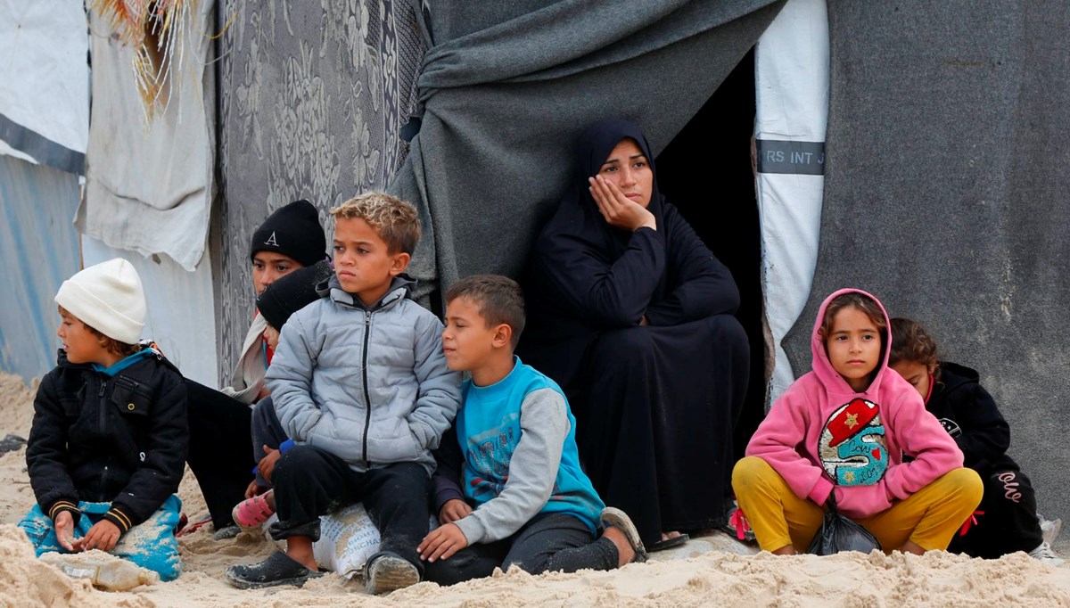 Gazze'de yerinden edilme krizi: Filistinlilerin çadırları sular altında kaldı Gazze'de yerinden edilme krizi: Filistinlilerin çadırları sular altında kaldı