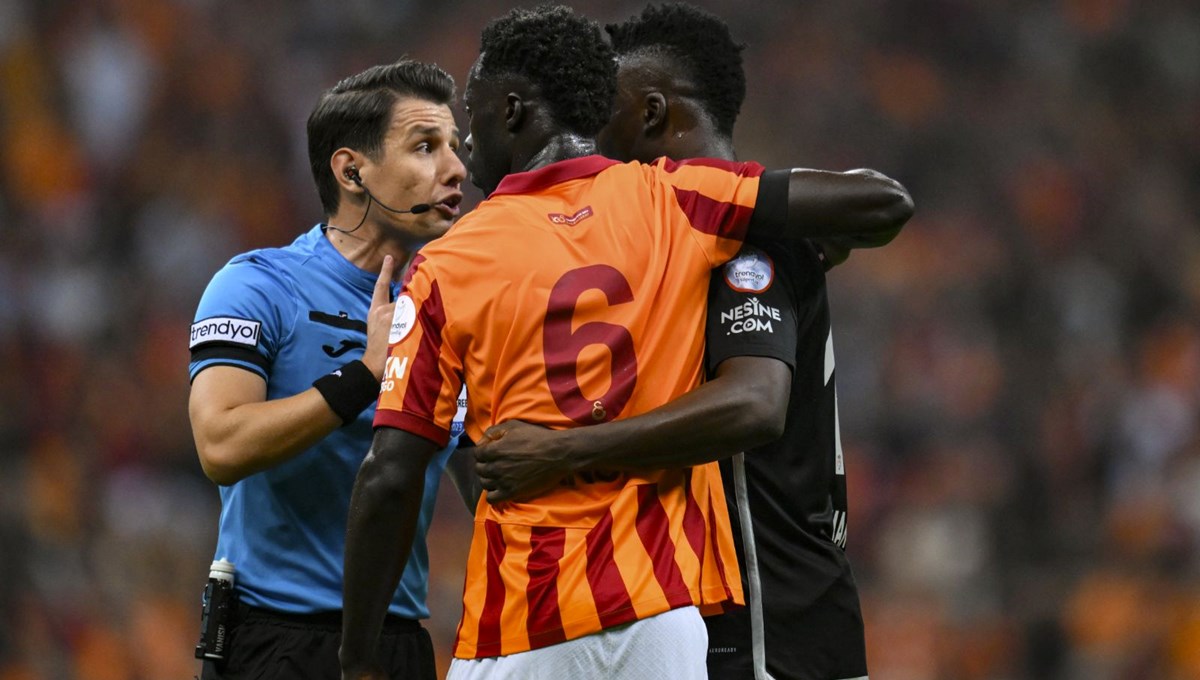 Galatasaray - Beşiktaş derbisinde kural hatası mı var? Galatasaray - Beşiktaş derbisinde kural hatası mı var?