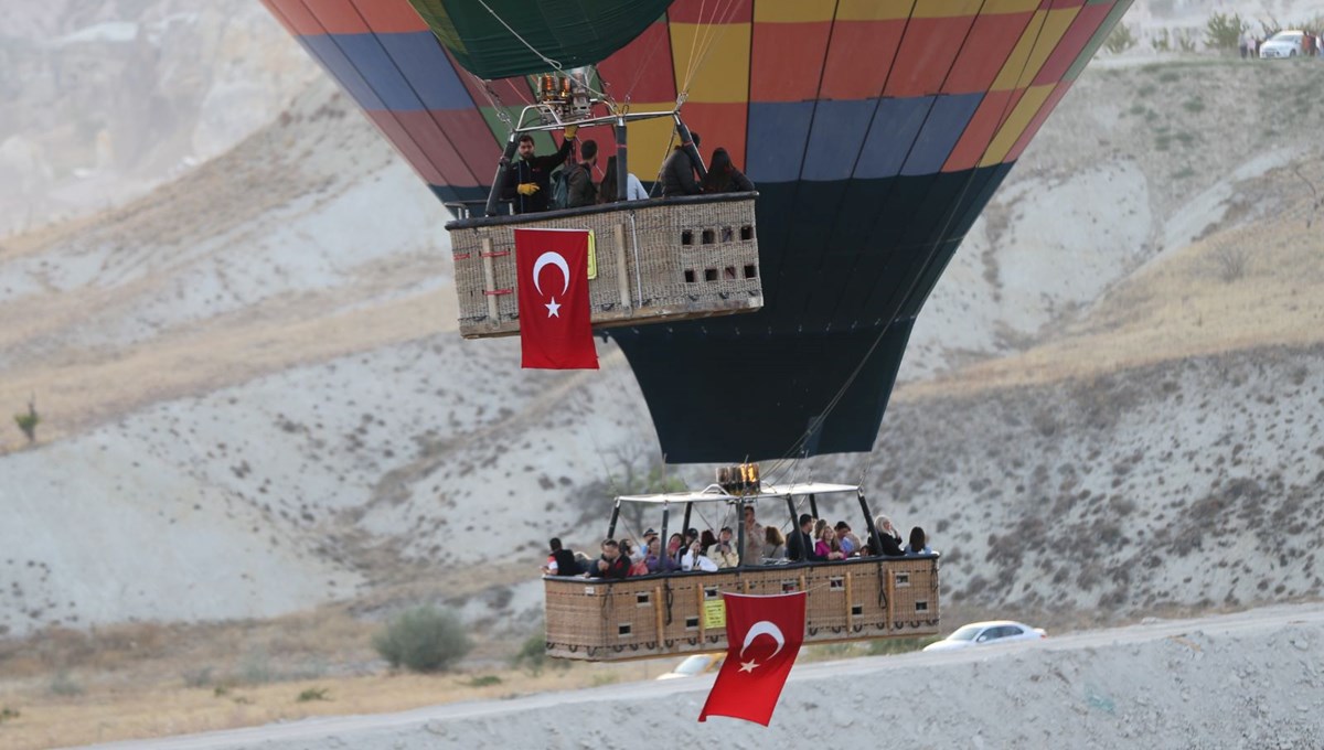 Sıcak hava balonları Kapadokya semalarında Türk bayraklarıyla süzüldü