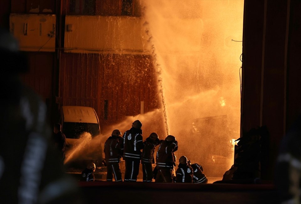 İkitelli Çevre Sanayi Sitesi'nde büyük yangın: 8 saatte söndürüldü - 2