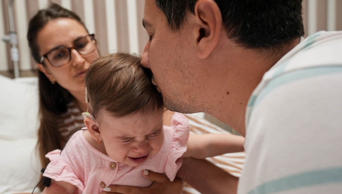 İzmir’de 14 aylık bebeğin ilk kez duymaya başladığı an: Anne ve babası gözyaşlarını tutamadı