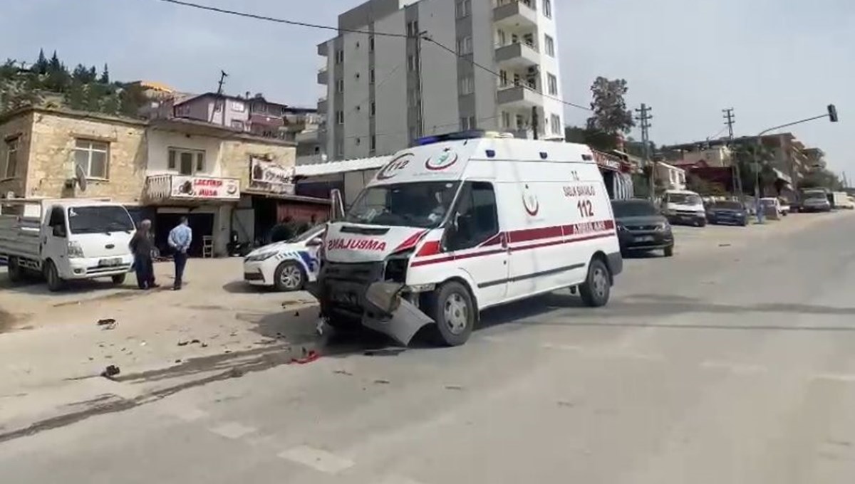 Mersin’de yaralı taşıyan ambulans kaza yaptı