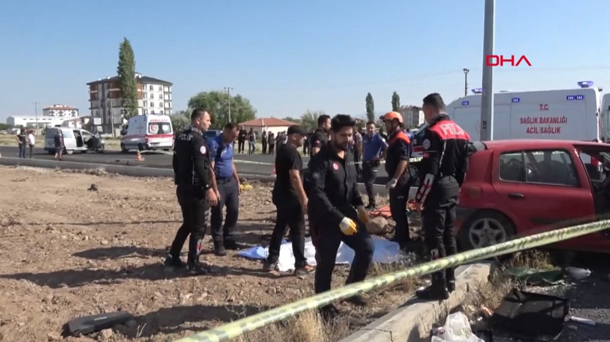 Kazada yaralanan çok sayıda kişi yola ve refüje savruldu