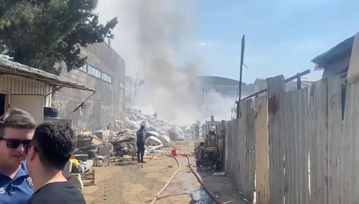 Geri dönüşüm tesisindeki yangın Marmaray seferlerini durdurdu Geri dönüşüm tesisindeki yangın Marmaray seferlerini durdurdu