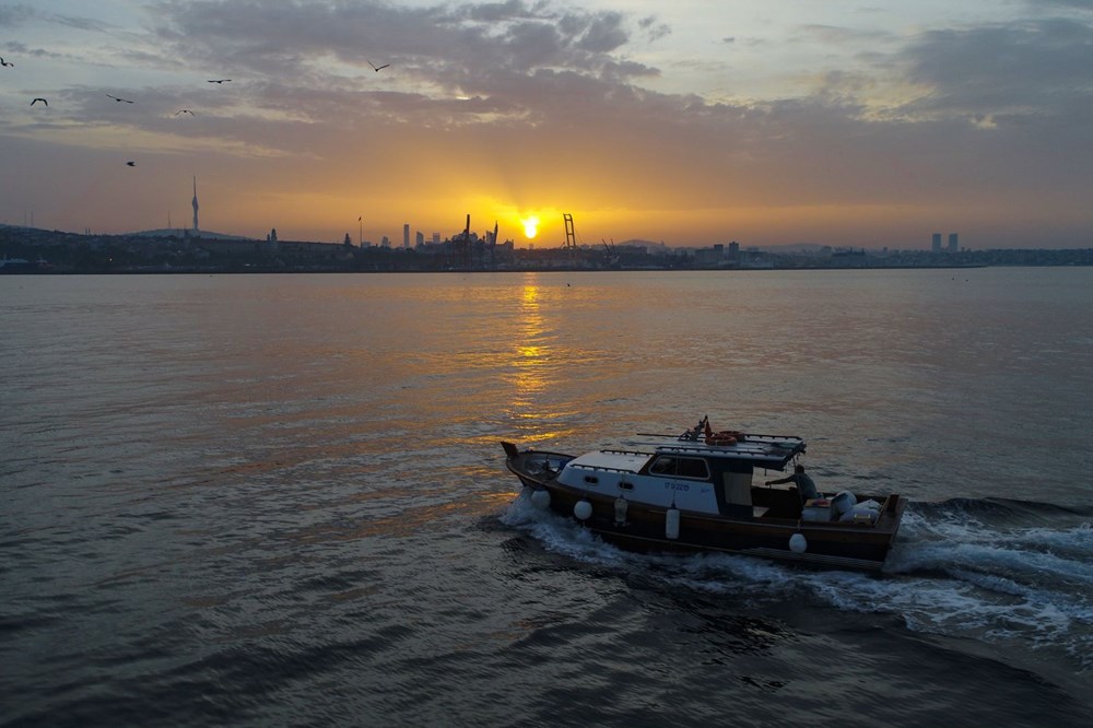 İstanbul Boğazı'nda balıkçıların zorlu mesaisi - 6