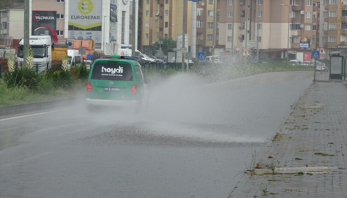 Bartın'da şiddetli yağış! Yollar göle döndü Bartın'da şiddetli yağış! Yollar göle döndü