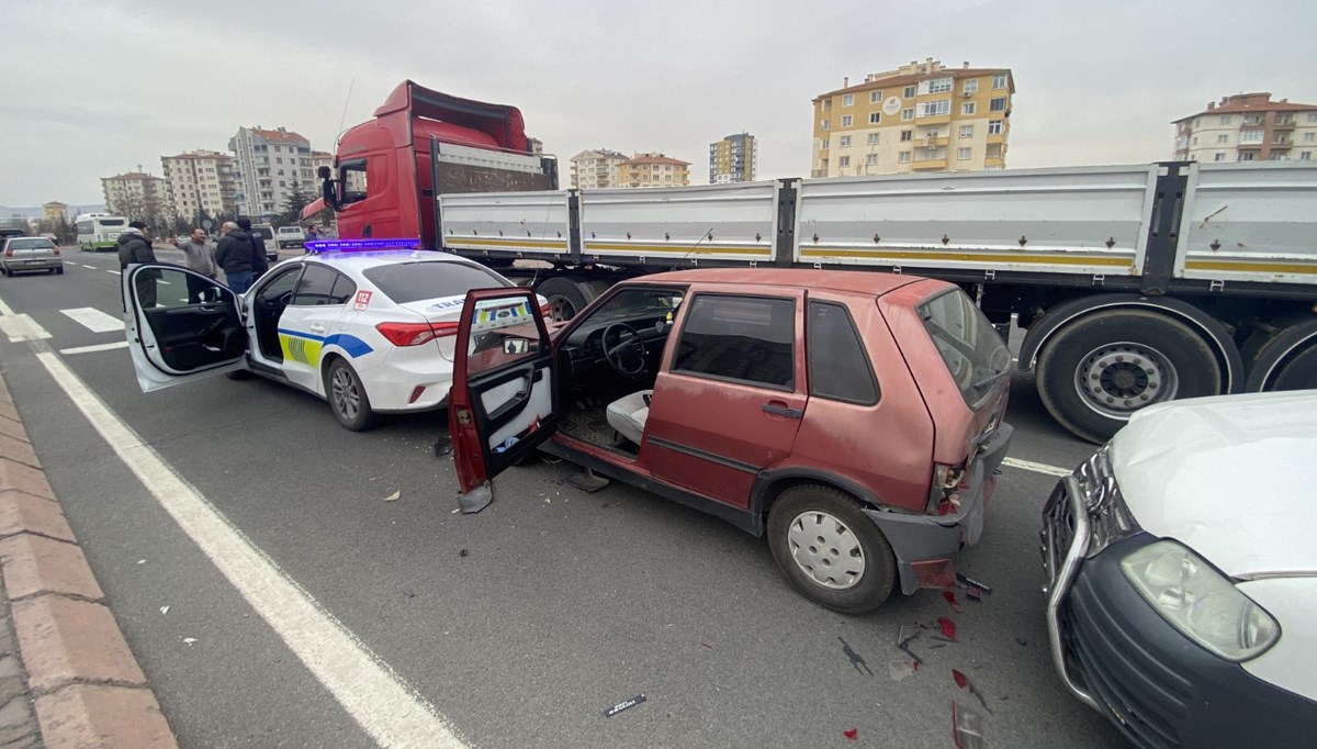 Kayseri'de beş aracın karıştığı zincirleme kaza