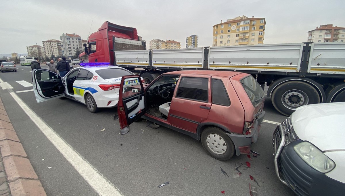 Kayseri'de beş aracın karıştığı zincirleme kaza Kayseri'de beş aracın karıştığı zincirleme kaza