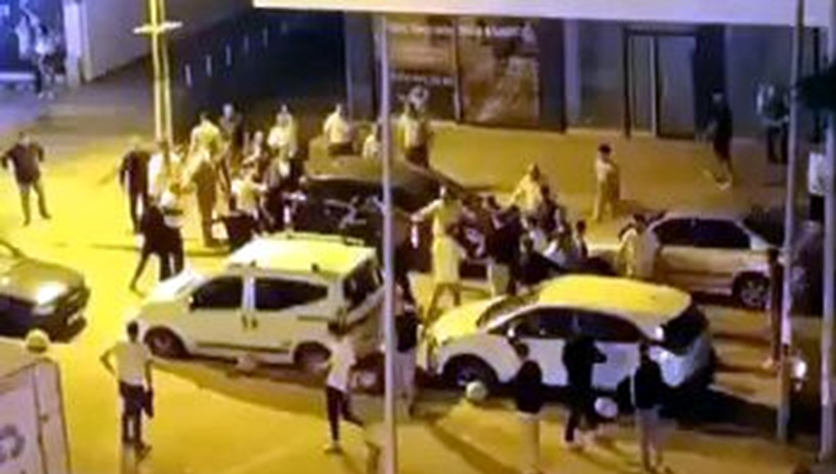 Düğün salonundaki kavga sokağa taştı: Polis kalabalığı havaya ateş açarak dağıtabildi Düğün salonundaki kavga sokağa taştı: Polis kalabalığı havaya ateş açarak dağıtabildi