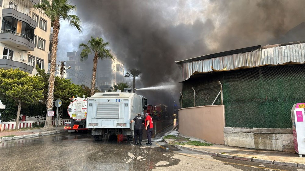 Mersin'de fabrikada korkutan yangın: Patlamalar oldu, yol ulaşıma kapatıldı - 3