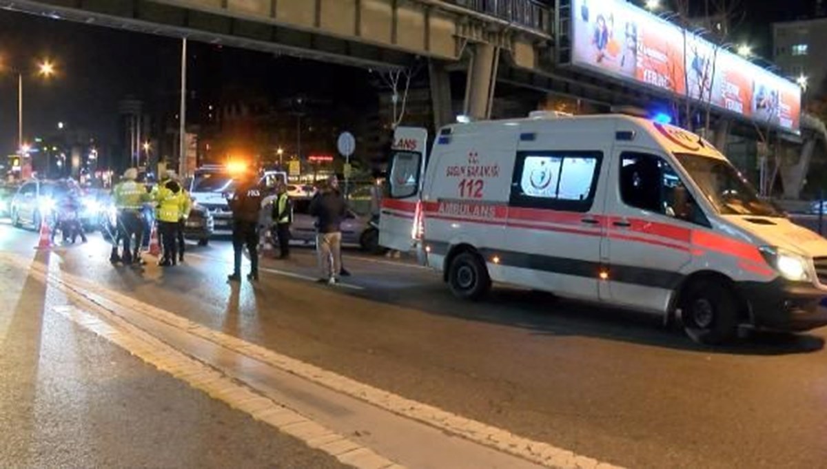 Kadıköy'de vatandaş üst geçitten düştü: Sürücüler kurtardı