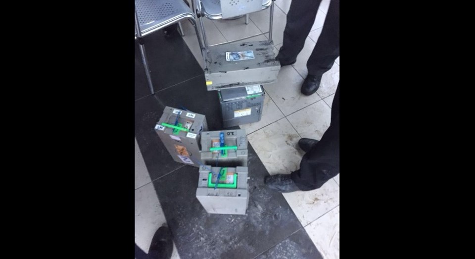 Atatürk Havalimanı'ndaki ATM cihazı yandı - 1