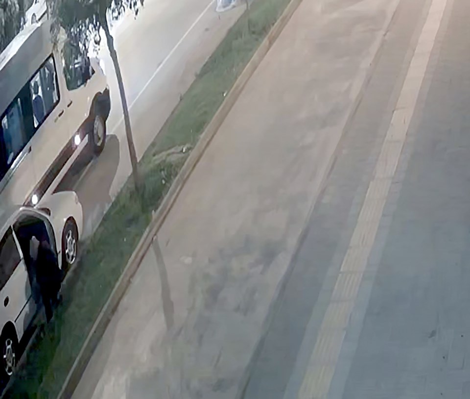 Oto tamirciye bıraktığı arabasının kapıları çalındı - 1