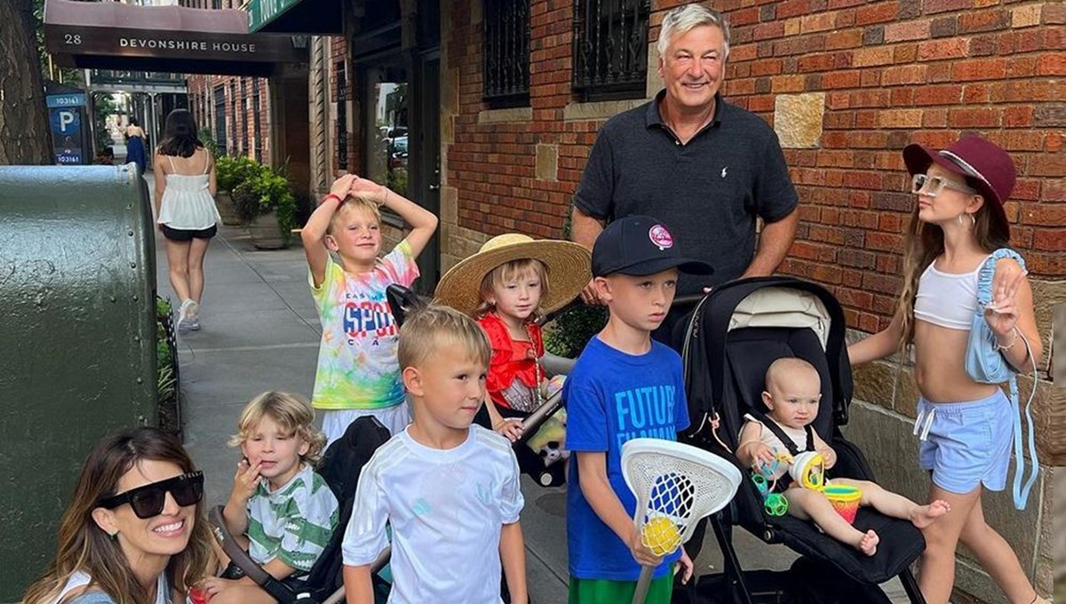 Alec Baldwin'den eşi ve çocuklarıyla mutlu aile pozu Alec Baldwin'den eşi ve çocuklarıyla mutlu aile pozu