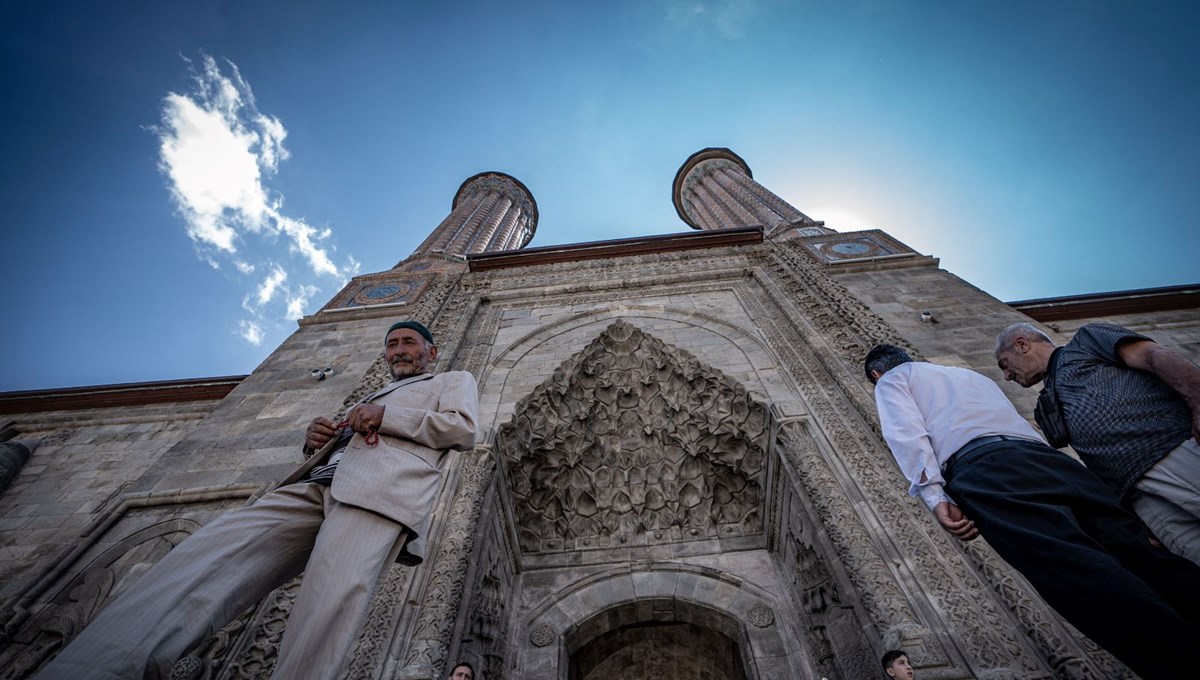 Kadim kentin siluetiyle bütünleşen Çifte Minareli Medrese turistlerin ilgi odağı Kadim kentin siluetiyle bütünleşen Çifte Minareli Medrese turistlerin ilgi odağı