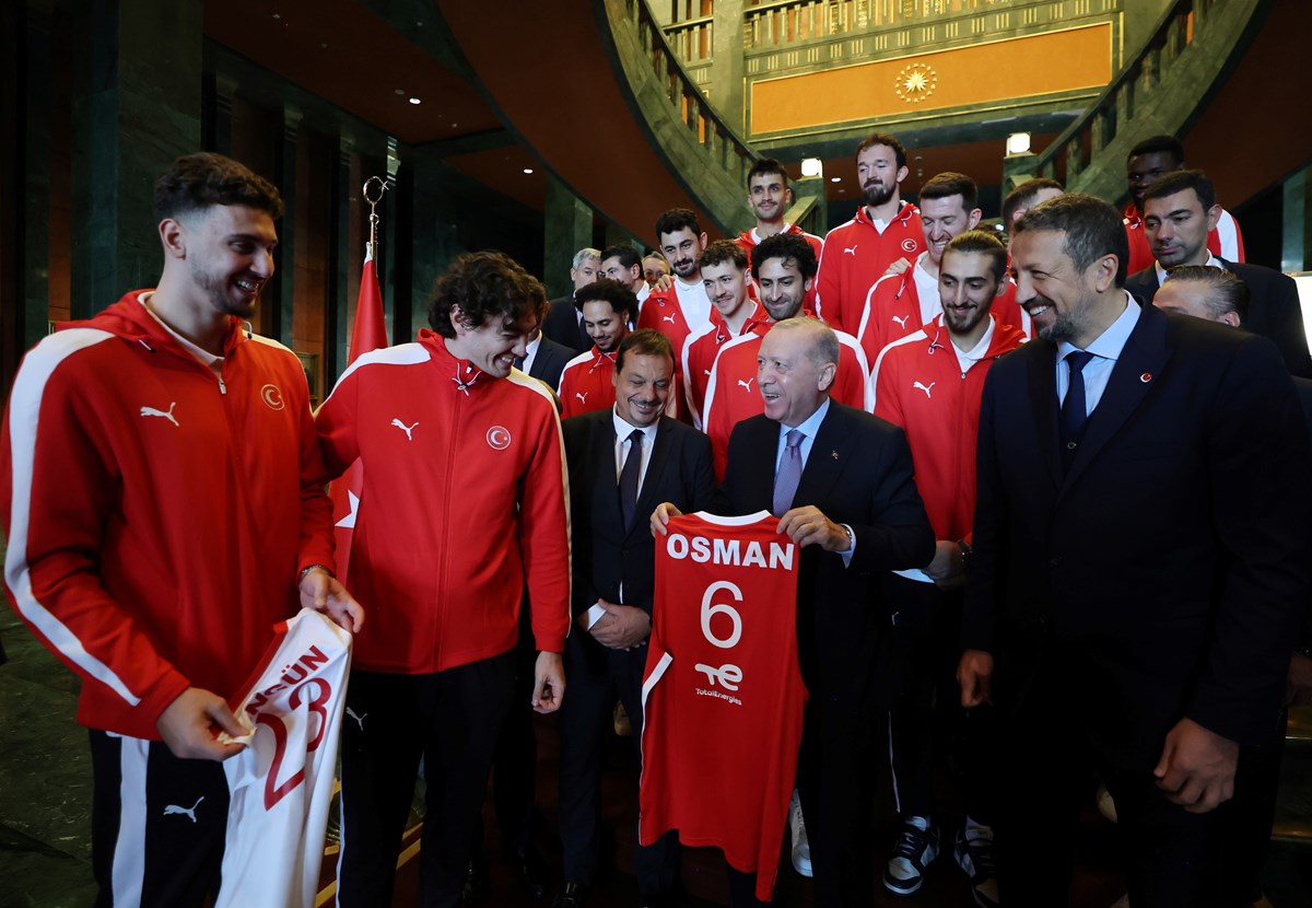 Takım kaptanı Cedi Osman ve Alperen Şengün, Cumhurbaşkanı Erdoğan