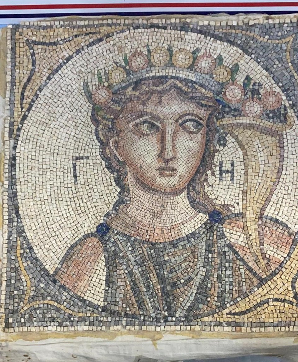 İzmir'de 2 bin yıllık Roma mozaiği ele geçirildi - 1