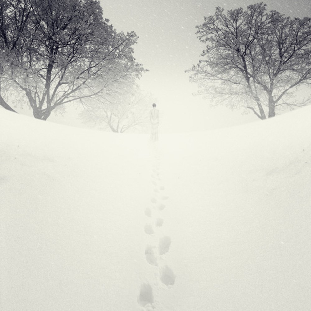 Следы замело песня. Следы на снегу. Человек идет по снегу. Снег одиночество. Иду по снегу.