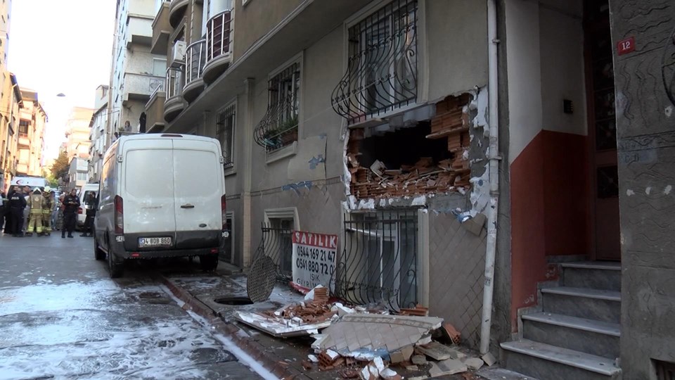 İstanbul'da patlayan rögar evin duvarını yıktı - 1