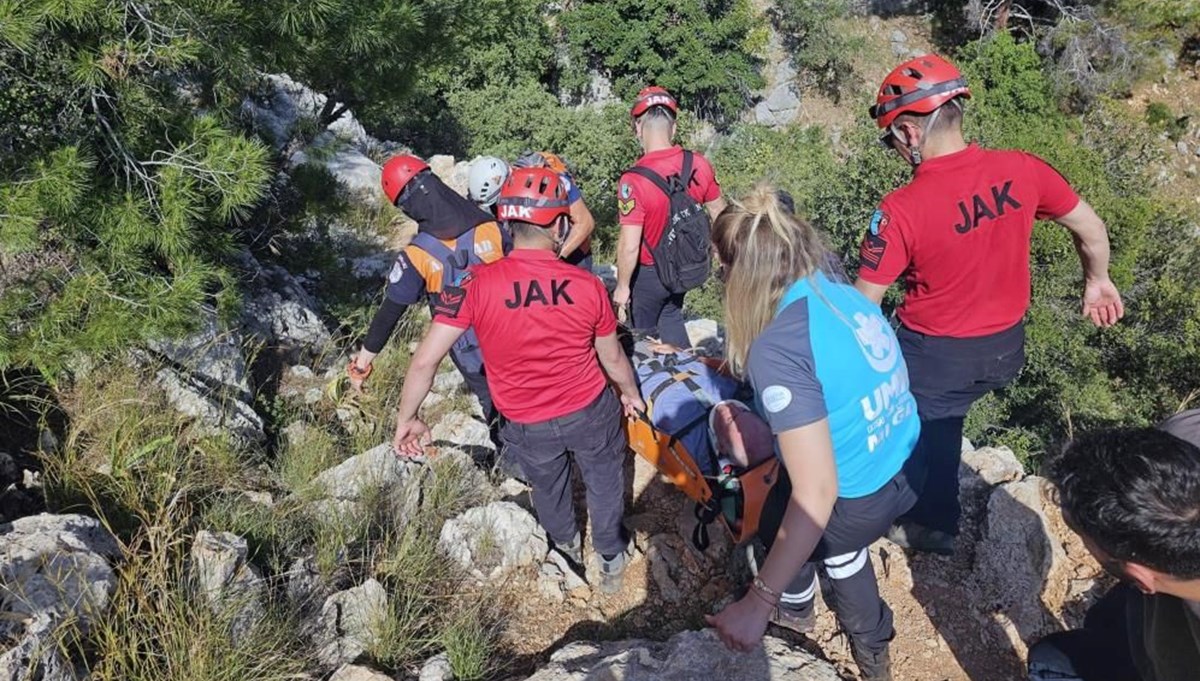 Likya Yolu’nda düşen turisti ekipler kurtardı Likya Yolu’nda düşen turisti ekipler kurtardı