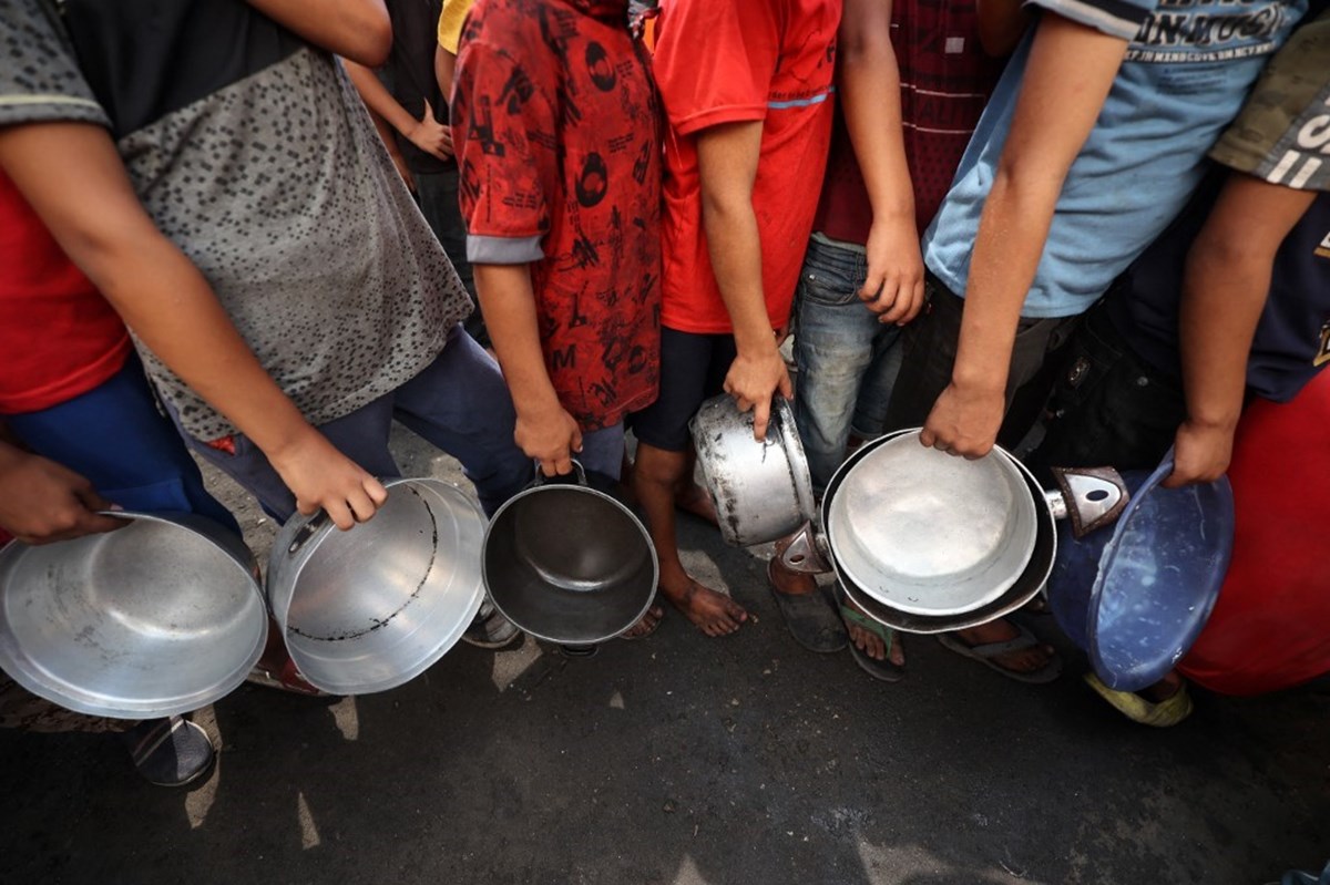 Açlığa mahkum edilen Gazzeliler yardım kuyruklarına girerek ailelerine yemek götürmeye çalışıyor