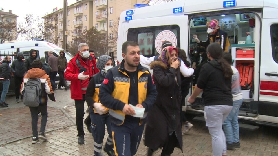 70 öğrenci zehirlenme şüphesiyle hastaneye kaldırıldı - 1