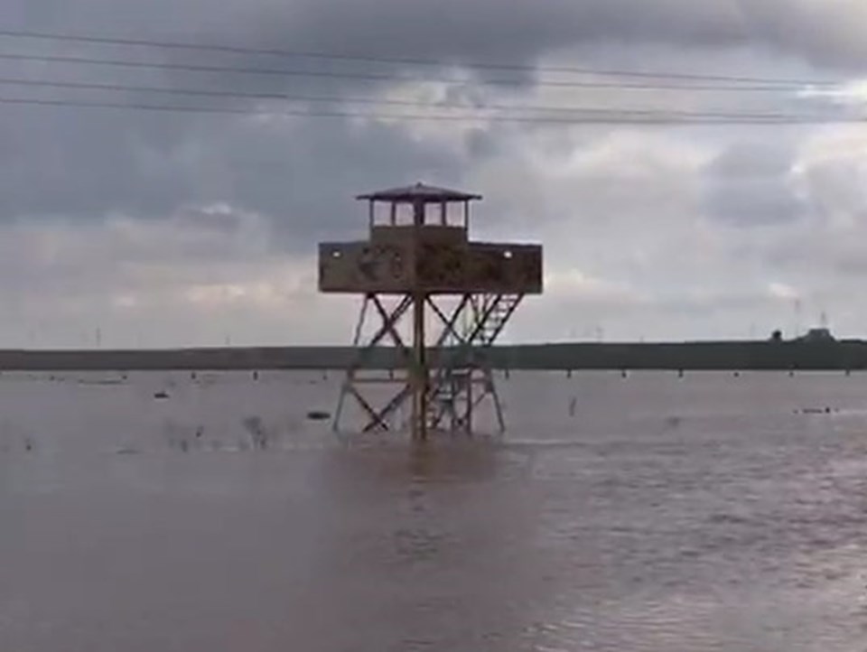 Şanlıurfa'da sel sularında mahsur kalan 10 asker kurtarıldı - 1