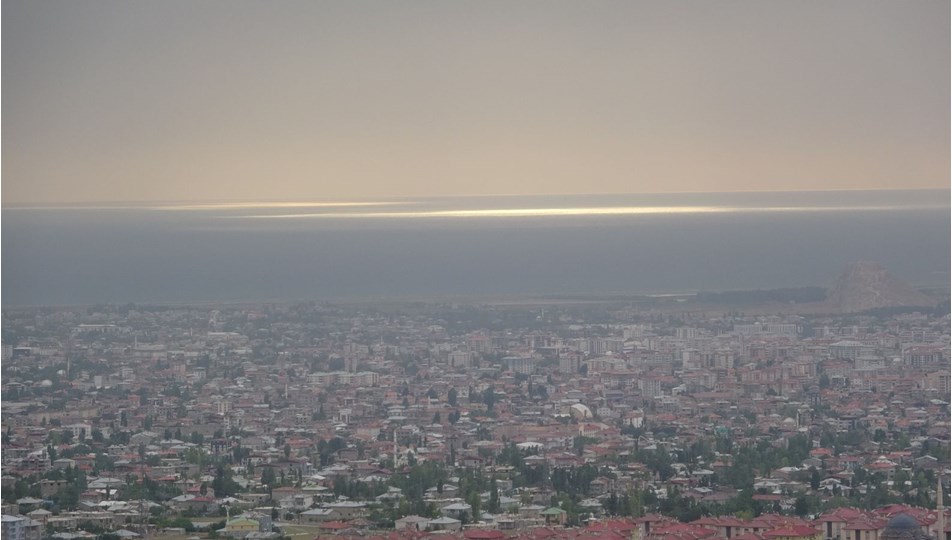 Suriye'den gelen toz bulutları Van'da çamur yağdırdı