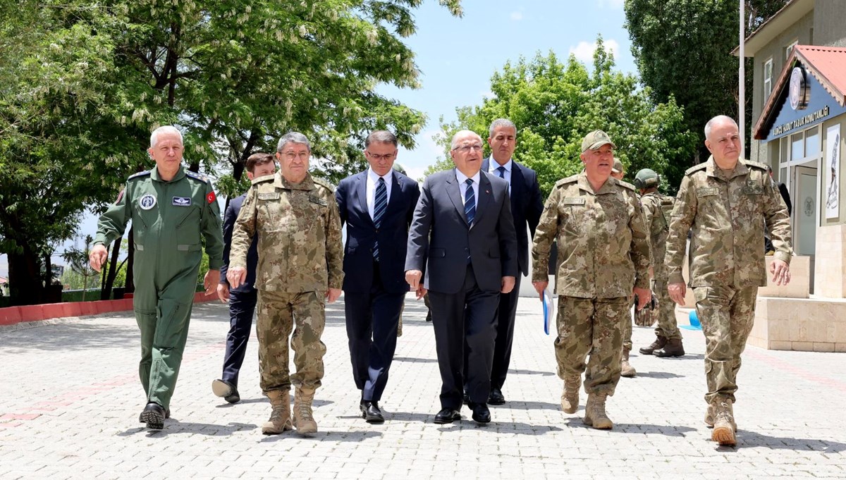 Bakan Güler ve komutanlar sınırda