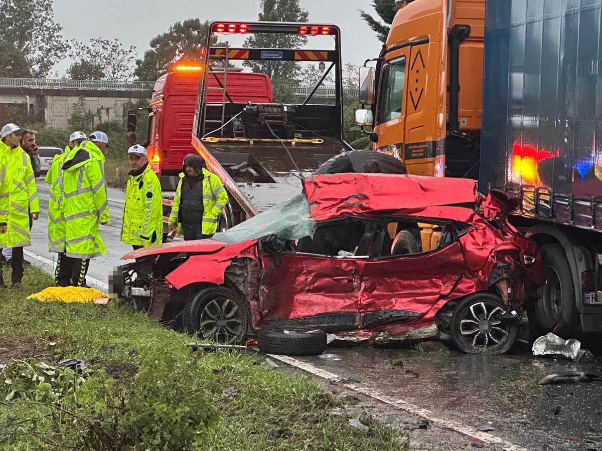 Karşı yöne geçen otomobil, tırın dorsesine çarptı.