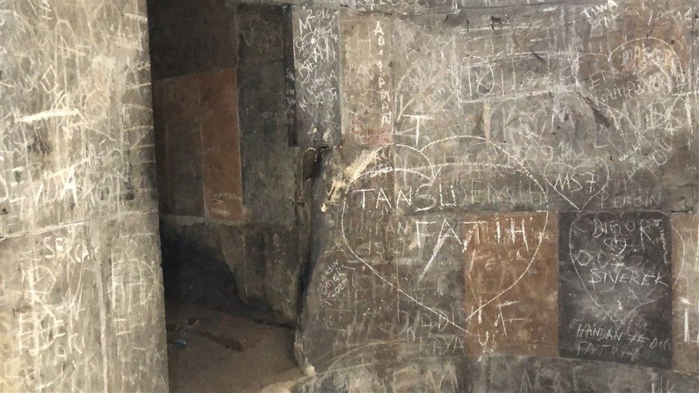 Ani'de tarihi yapıtların duvarları aşk ilan alanı oldu - 4