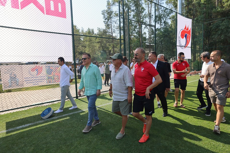 Futbol sahasında yıldızlar geçidi: Fatih Terim, Rıdvan Dilmen, Kıvanç Tatlıtuğ, Emre Belözoğlu - 2