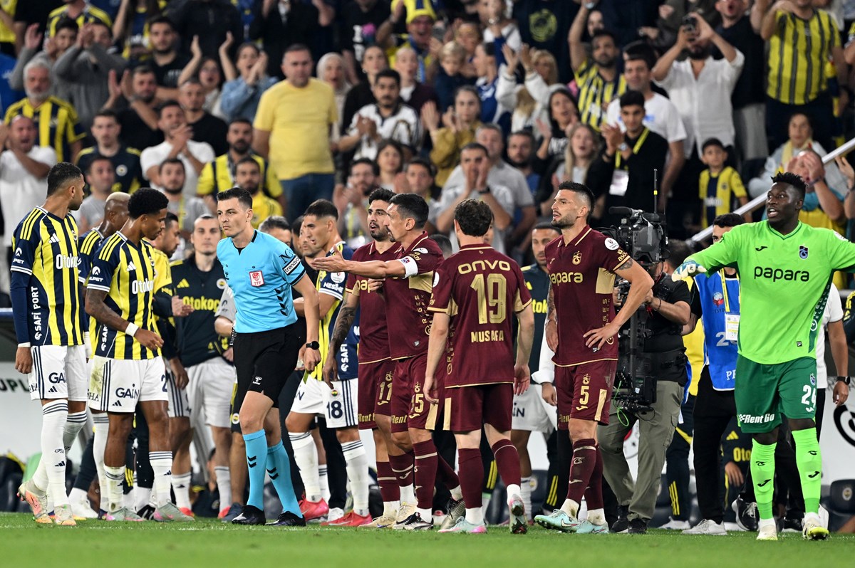Fenerbahçe-Trabzonspor maçında iki takım futbolcuları da hakemin etrafında...