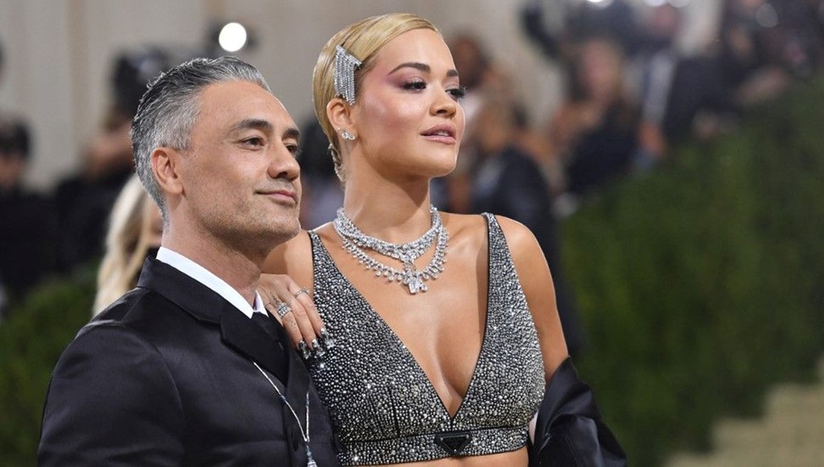 Rita Ora ile Taika Waititi nişanlandı