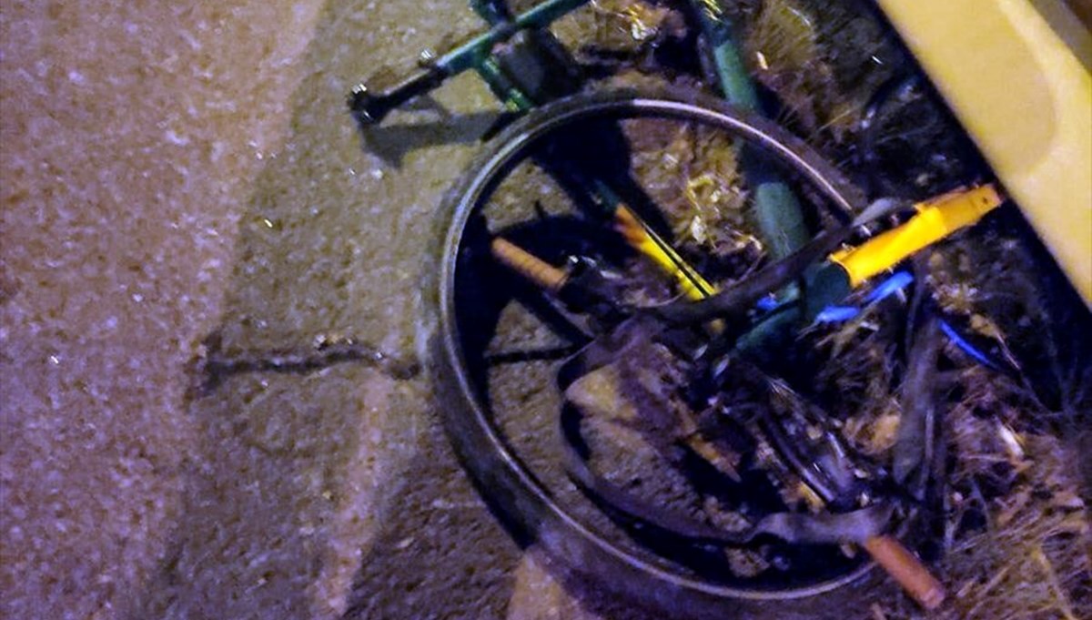 Hafif ticari aracın çarptığı iki bisikletli hayatını kaybetti