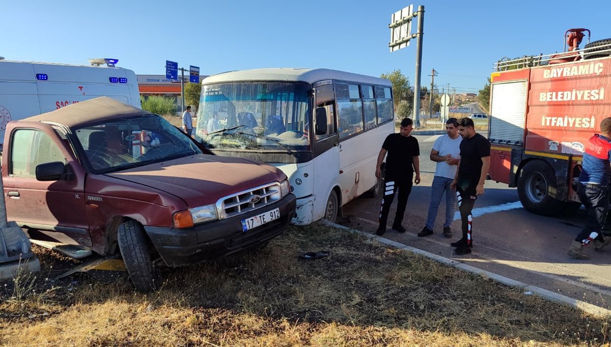 İşçi servisi ile kamyonet çarpıştı